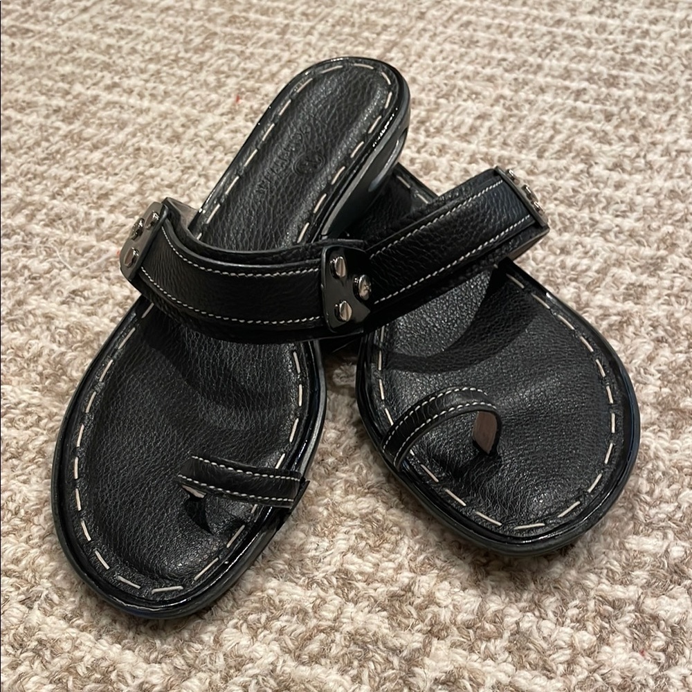 Stylish COLE HAAN Black Toe Ring Sandals with Silver Accents Sz 7.5